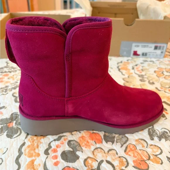 UGG TREADLITE KRISTIN FUSHIA Suede Water Resistant Shearling Boots 6.5 NIB - Picture 7 of 10